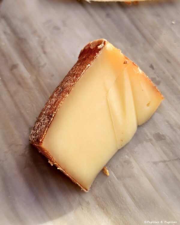 Part de fromage Trappe Échourgnac avec croûte orangée et pâte souple